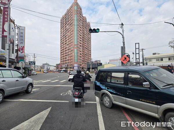 ▲▼無駕照的楊姓老翁開車逆向衝撞等停紅燈的2部機車,其中1部還遭壓在車下,所幸騎士皆無大礙。(圖/記者吳世龍翻攝)