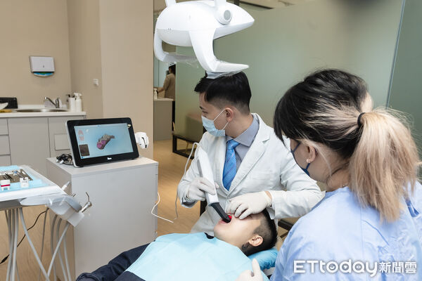 ▲缺牙已是高齡社會普遍的健康問題,牙醫師指出,在健康條件許可下植牙更接近自然牙,是更應被納入考量的長期選項。(圖/記者游瓊華翻攝)