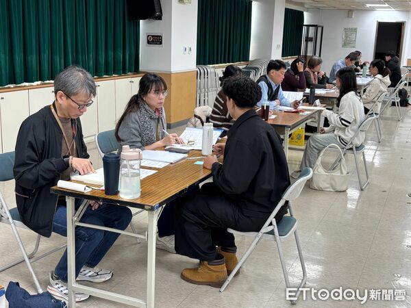 ▲台南市推出大專青年公部門寒假工讀計畫,今於永華市政中心舉辦現場報名與面試,吸引近150名學子到場。(記者林東良翻攝,下同)