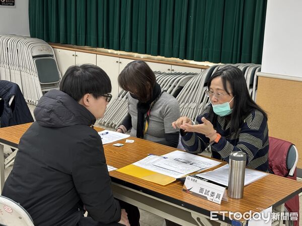 ▲台南市推出大專青年公部門寒假工讀計畫,今於永華市政中心舉辦現場報名與面試,吸引近150名學子到場。(記者林東良翻攝,下同)