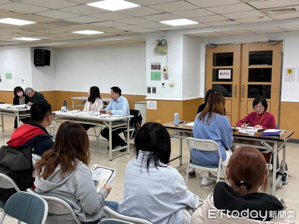 ▲台南市推出大專青年公部門寒假工讀計畫,今於永華市政中心舉辦現場報名與面試,吸引近150名學子到場。(記者林東良翻攝,下同)