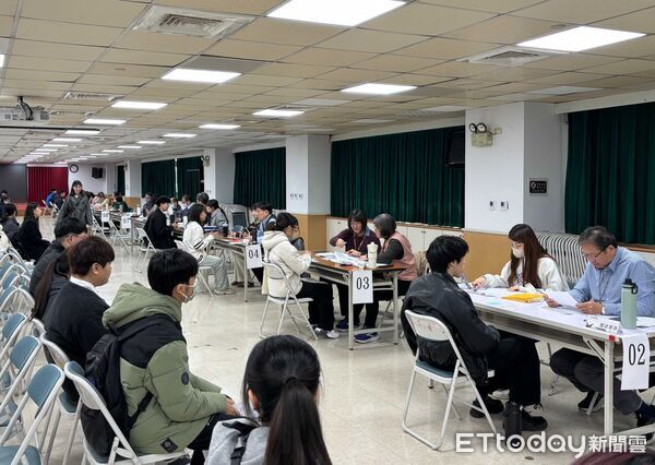 ▲台南市推出大專青年公部門寒假工讀計畫,今於永華市政中心舉辦現場報名與面試,吸引近150名學子到場。(記者林東良翻攝,下同)