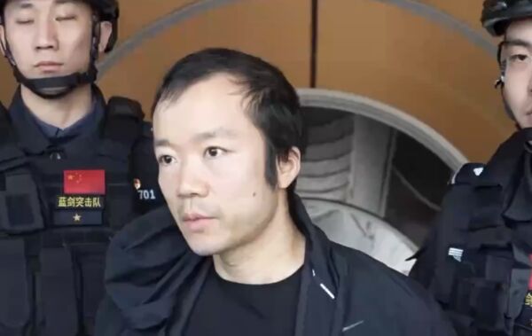 ▲▼陳志被銬狼狽慘狀曝光!公安證實:從柬埔寨金邊押解回中國。(圖/翻攝央視)