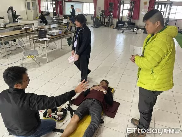 ▲台南市消防局舉辦骨內血管電鑽穿刺種子教官訓練,邀請奇美醫院急診醫師授課強化救護專業。(記者林東良翻攝,下同)