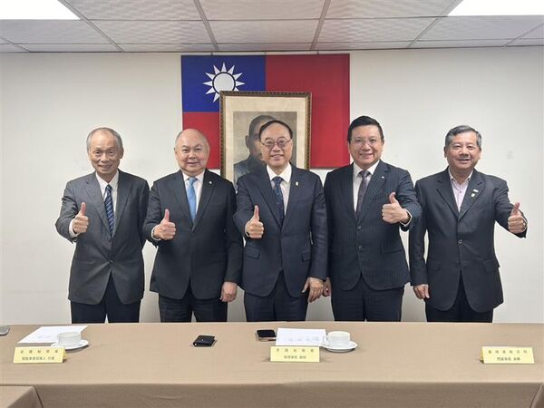 ▲港務公司拜會中華民國輪船商業同業公會全國聯合會,左起公會秘書長林沛樵、公會監事會召集人張衍義、港務公司董事長周永暉、公會理事長蔡豐明、港務公司總經理王錦榮。(圖/港務公司)