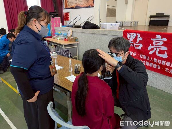 ▲「點亮雲林」學童視力關懷活動八日在口湖國中舉辦,專業醫療團隊為學童進行視力檢查與評估。(圖/記者游瓊華翻攝)