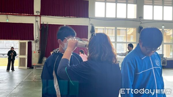 ▲「點亮雲林」學童視力關懷活動八日在口湖國中舉辦,專業醫療團隊為學童進行視力檢查與評估。(圖/記者游瓊華翻攝)