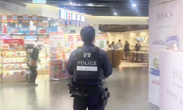 ▲網傳龜山A8環球購物中心商場昨晚有男子持長刀揮舞,員警到場查看。(圖/龜山警方提供)