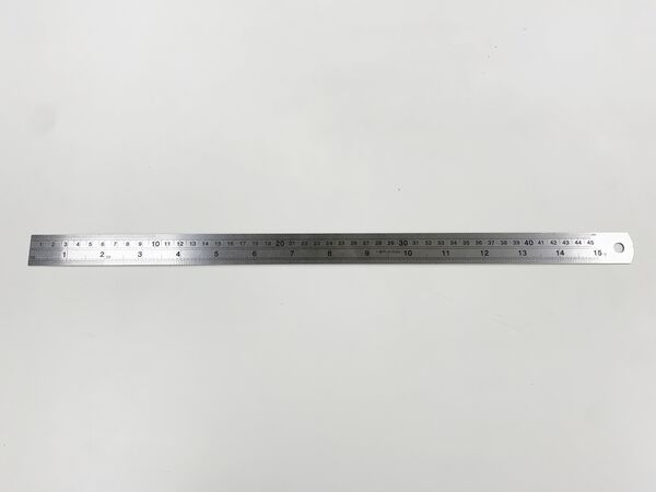 ▲龜山警方調閱商場監視器證實烏龍一場,該男子是持鐵尺進場,圖為類似的鐵尺。(圖/龜山警方提供)