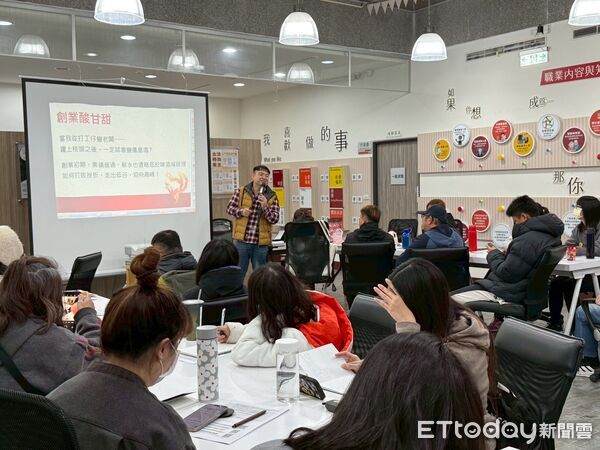 ▲虎尾就業中心舉辦創業分享講座,邀請在地餐飲加盟主鄭加成與失業民眾面對面交流。(圖/記者游瓊華翻攝)
