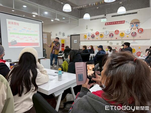 ▲虎尾就業中心舉辦創業分享講座,邀請在地餐飲加盟主鄭加成與失業民眾面對面交流。(圖/記者游瓊華翻攝)