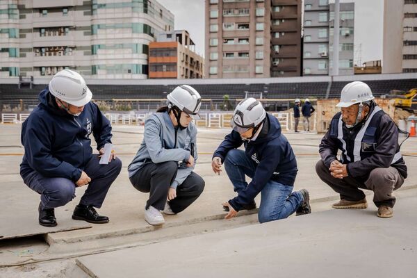 ▲高虹安市長視察排水系統改善工程以及人工草皮鋪設等重點項目。(圖/新竹市政府提供)