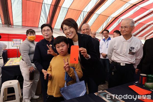 ▲草屯、南投喜迎2026年慈濟60,縣長許淑華出席歲末祝福會祈平安吉祥。(圖/南投縣政府提供)