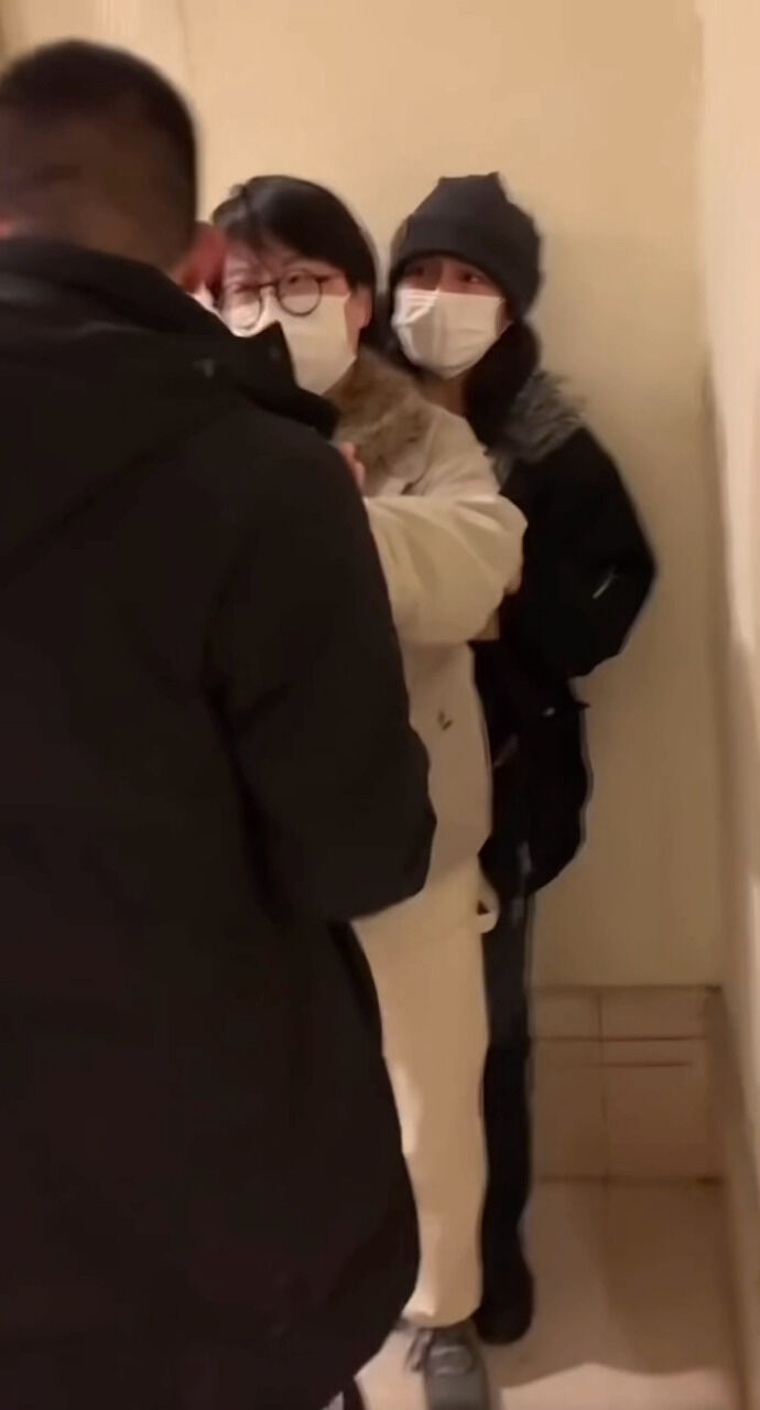 ▲▼金馬女星遇險!文淇遭怪男尾隨「逼入牆角」辱罵髒話。(圖/翻攝自微博)