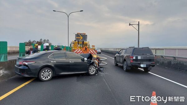 ▲▼轎車從後方撞上緩撞車,車頭撞爛。(圖/記者游芳男翻攝,下同)