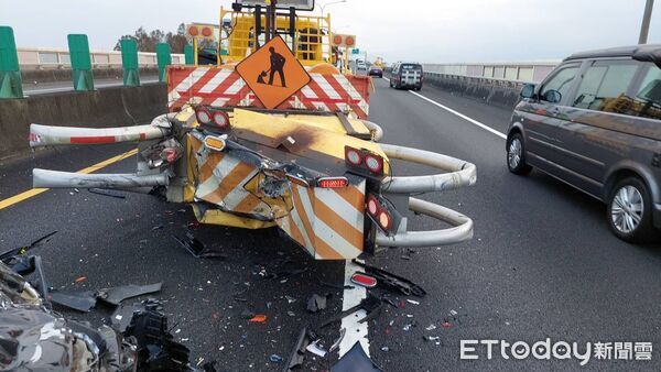 ▲▼轎車從後方撞上緩撞車,車頭撞爛。(圖/記者游芳男翻攝,下同)