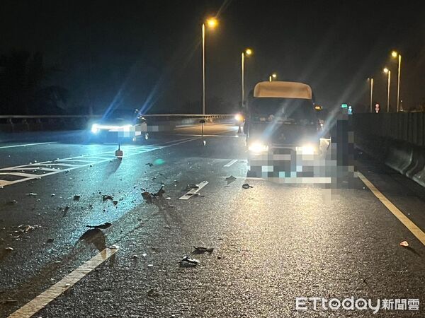 ▲▼騎士逆向上國道 猛撞小貨車當場死亡。(圖/記者陳崑福翻攝)