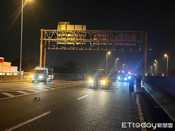 ▲▼騎士逆向上國道 猛撞小貨車當場死亡。(圖/記者陳崑福翻攝)