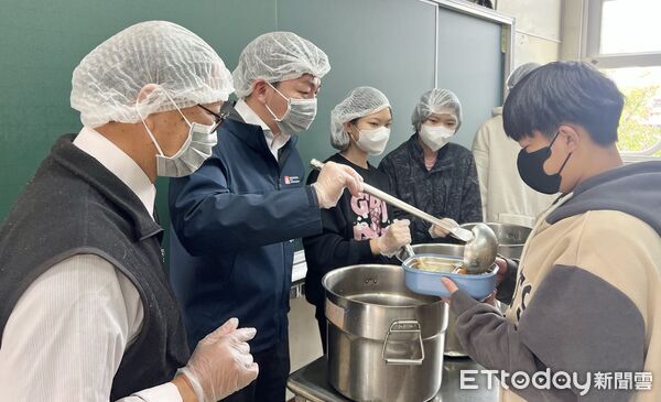 ▲▼ 教育局長吳立森前往青年國中訪視午餐,並為學生們打菜,學生們知道營養午餐免費都相當高興。(圖/記者賴文萱翻攝)
