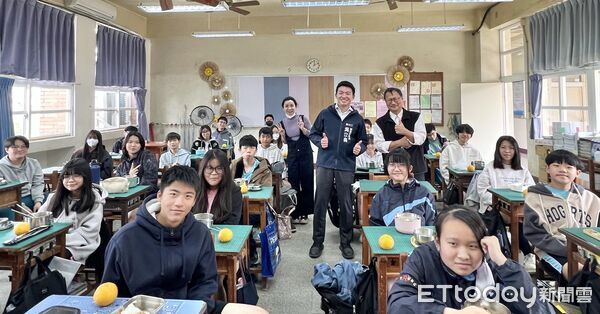 ▲▼ 教育局長吳立森前往青年國中訪視午餐,並為學生們打菜,學生們知道營養午餐免費都相當高興。(圖/記者賴文萱翻攝)