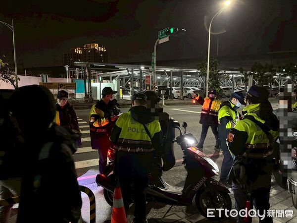 ▲善化警分局聯合環保局、監理站及交通警察大隊,在新市三里活動中心前實施口袋式稽查,強力取締改裝噪音車輛。(記者林東良翻攝,下同)