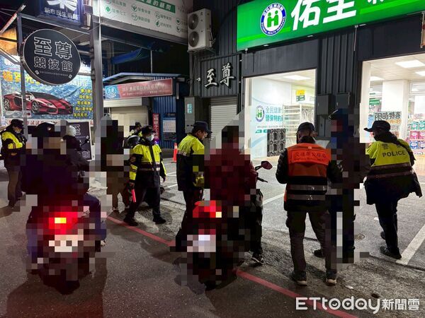 ▲善化警分局聯合環保局、監理站及交通警察大隊,在新市三里活動中心前實施口袋式稽查,強力取締改裝噪音車輛。(記者林東良翻攝,下同)