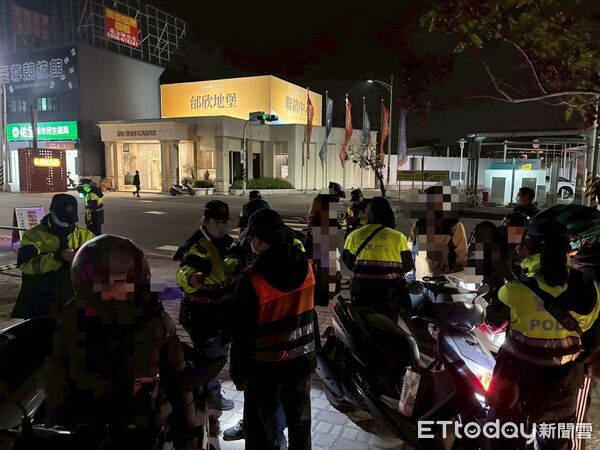 ▲善化警分局聯合環保局、監理站及交通警察大隊,在新市三里活動中心前實施口袋式稽查,強力取締改裝噪音車輛。(記者林東良翻攝,下同)