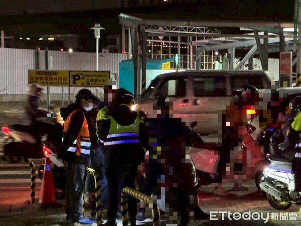 ▲善化警分局聯合環保局、監理站及交通警察大隊,在新市三里活動中心前實施口袋式稽查,強力取締改裝噪音車輛。(記者林東良翻攝,下同)