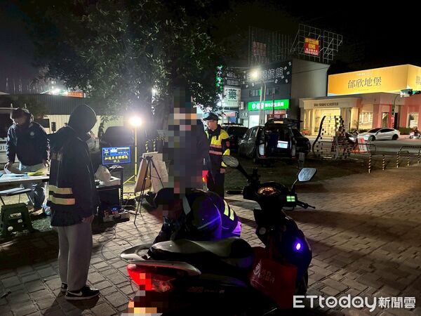 ▲善化警分局聯合環保局、監理站及交通警察大隊,在新市三里活動中心前實施口袋式稽查,強力取締改裝噪音車輛。(記者林東良翻攝,下同)