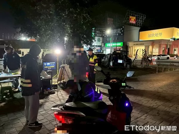 ▲善化警分局聯合環保局、監理站及交通警察大隊,在新市三里活動中心前實施口袋式稽查,強力取締改裝噪音車輛。(記者林東良翻攝,下同)