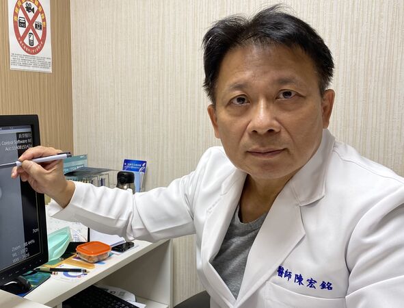 ▲▼員榮醫院整形外科主任陳宏銘說明蟹足腫。(圖/員榮醫院提供)