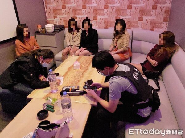 ▲▼ 移民署破獲跨國色情仲介集團兩日共查獲24名外籍坐檯女子 。(圖/移民署南區事務大隊嘉義縣專勤隊提供)