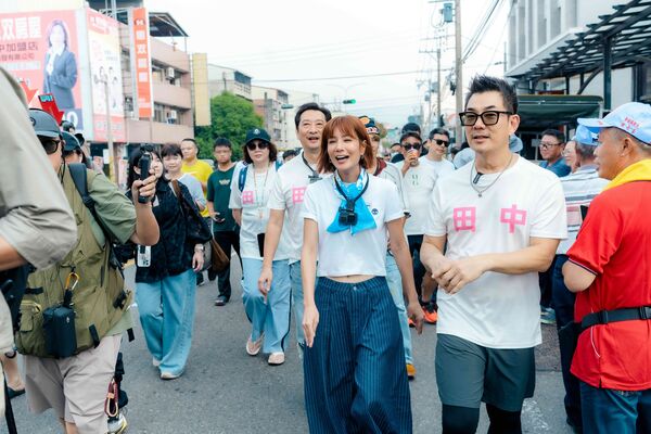 ▲亞洲天王任賢齊(右)驚喜現身,參加萬人空巷迎媽祖盛事。(圖/好看娛樂)