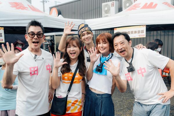 ▲亞洲天王任賢齊(右)驚喜現身,參加萬人空巷迎媽祖盛事。(圖/好看娛樂)