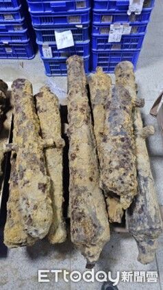 ▲台南鐵路地下化工程中出土清代「武器鏽塊」,內含多件砲管、砲彈與火槍槍管,數量驚人。(記者林東良翻攝,下同)