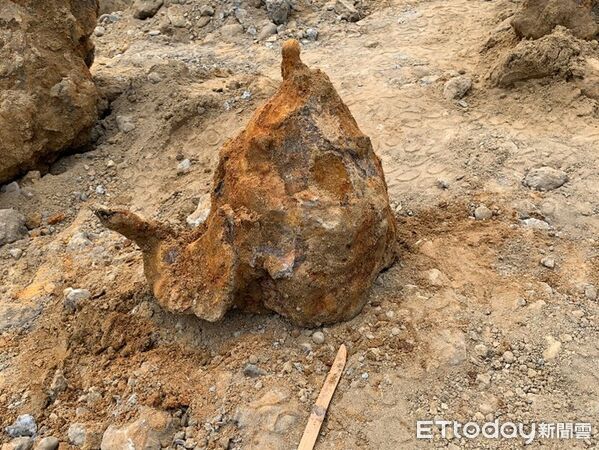 ▲台南鐵路地下化工程中出土清代「武器鏽塊」,內含多件砲管、砲彈與火槍槍管,數量驚人。(記者林東良翻攝,下同)