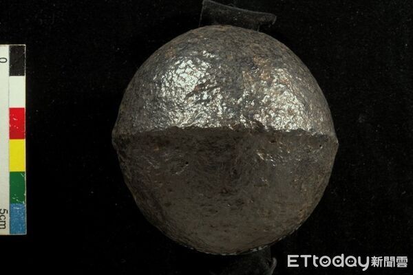 ▲台南鐵路地下化工程中出土清代「武器鏽塊」,內含多件砲管、砲彈與火槍槍管,數量驚人。(記者林東良翻攝,下同)