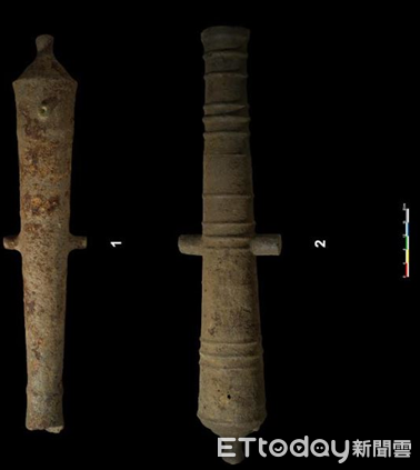 ▲台南鐵路地下化工程中出土清代「武器鏽塊」,內含多件砲管、砲彈與火槍槍管,數量驚人。(記者林東良翻攝,下同)