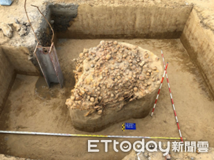 ▲台南鐵路地下化工程中出土清代「武器鏽塊」,內含多件砲管、砲彈與火槍槍管,數量驚人。(記者林東良翻攝,下同)