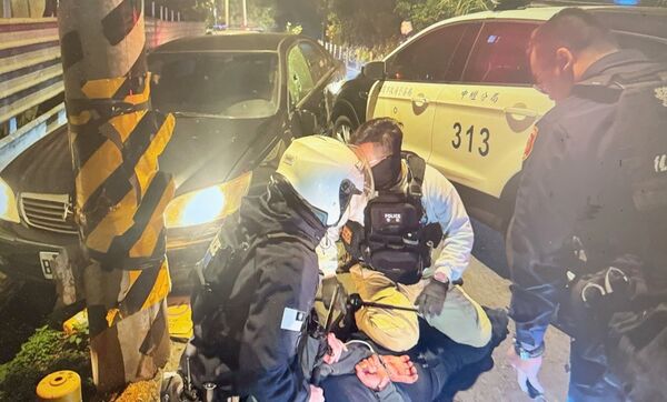 ▲中壢警方昨晚接獲自小客車失竊通報,警網查出失竊贓車在高鐵南路附近,警網追緝長達7公里於平鎮區長安路拘捕到案。(圖/中壢警方提供)