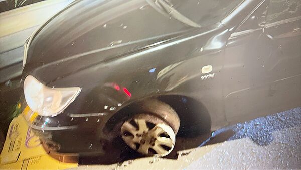 ▲中壢警方昨晚圍捕駕駛贓車逃逸通報,徐姓竊嫌拒檢且衝撞員警,員警果斷開槍擊中左前輪。(圖/中壢警方提供)