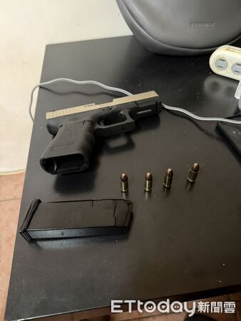 ▲專案小組調查後,在吳男家中搜索查扣改造手槍與子彈。(圖/記者游瓊華翻攝)