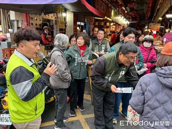 ▲民進黨台南市長初選倒數,林俊憲於黃金週末號召25位市議員分進合擊,全市同步掃街催出最後關鍵支持。(記者林東良翻攝,下同)