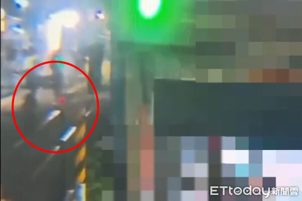 ▲▼ 高雄輕軌進站前驚見阿伯「軌道散步」 遭鳴笛暴怒回嗆下場慘了。(圖/記者賴文萱翻攝)