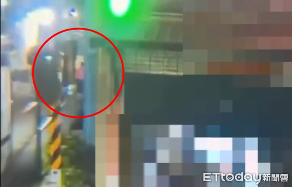 ▲▼ 高雄輕軌進站前驚見阿伯「軌道散步」 遭鳴笛暴怒回嗆下場慘了。(圖/記者賴文萱翻攝)