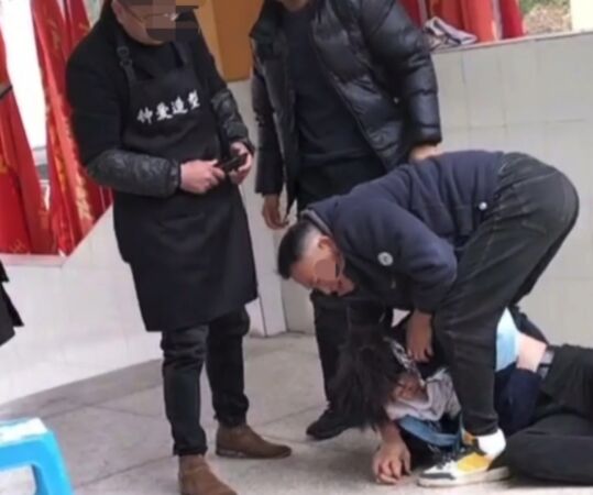▲▼染髮被老師壓地「強制剃頭」 陸高中生掙扎站起「馬上又遭壓制」。(圖/翻攝微博)