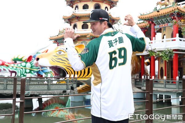 ▲▼黃子鵬加盟儀式 。(圖/記者黃克翔攝)