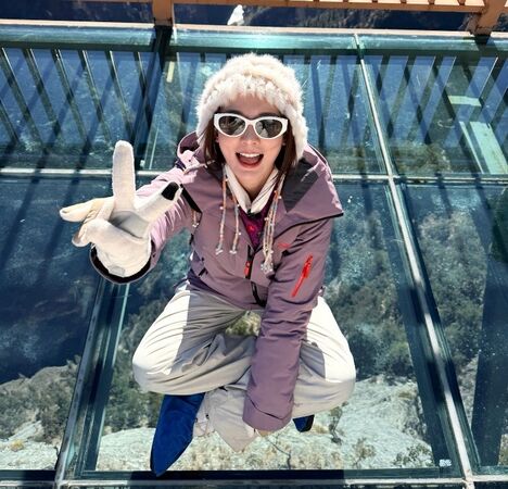 ▲林莎主持大陸尋奇外景節目。(圖/中視提供)