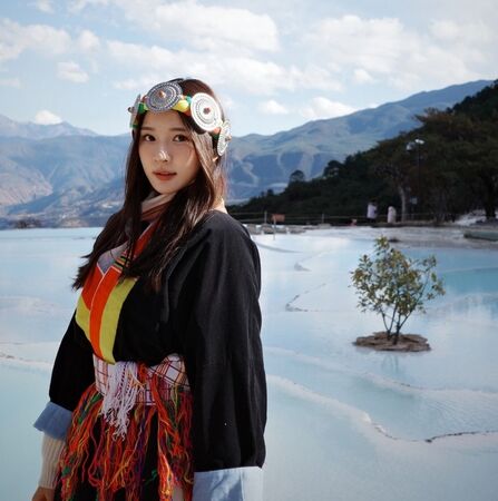 ▲林莎主持大陸尋奇外景節目。(圖/中視提供)