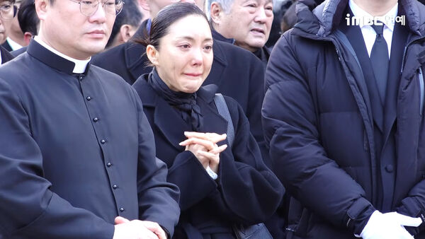 ▲眾多大咖後輩到齊送安聖基最後一程。(圖/翻攝自iMBC YouTube)